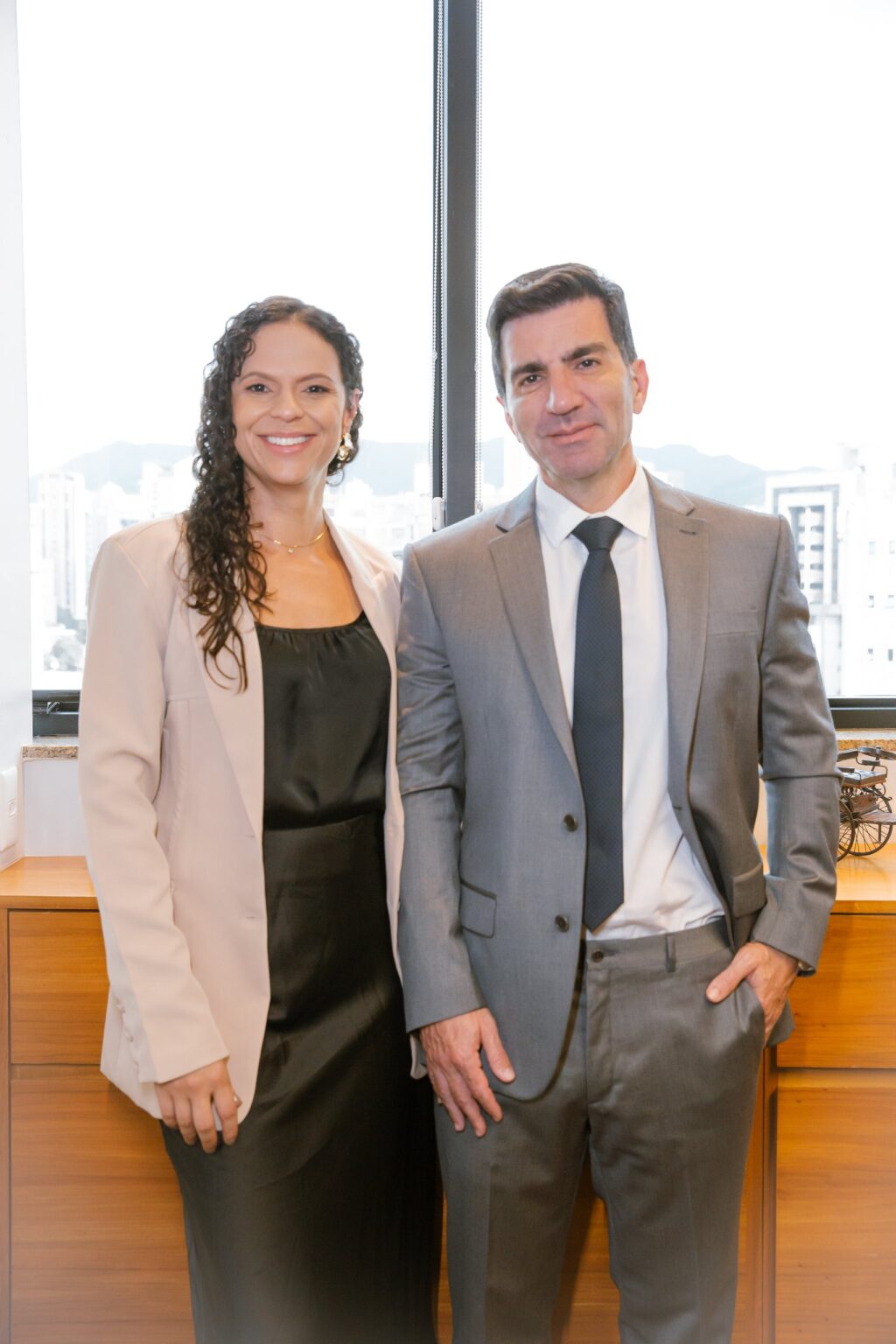 Dalvânia Alves e Cristiano Cateb no escritório do CATEB Advogados